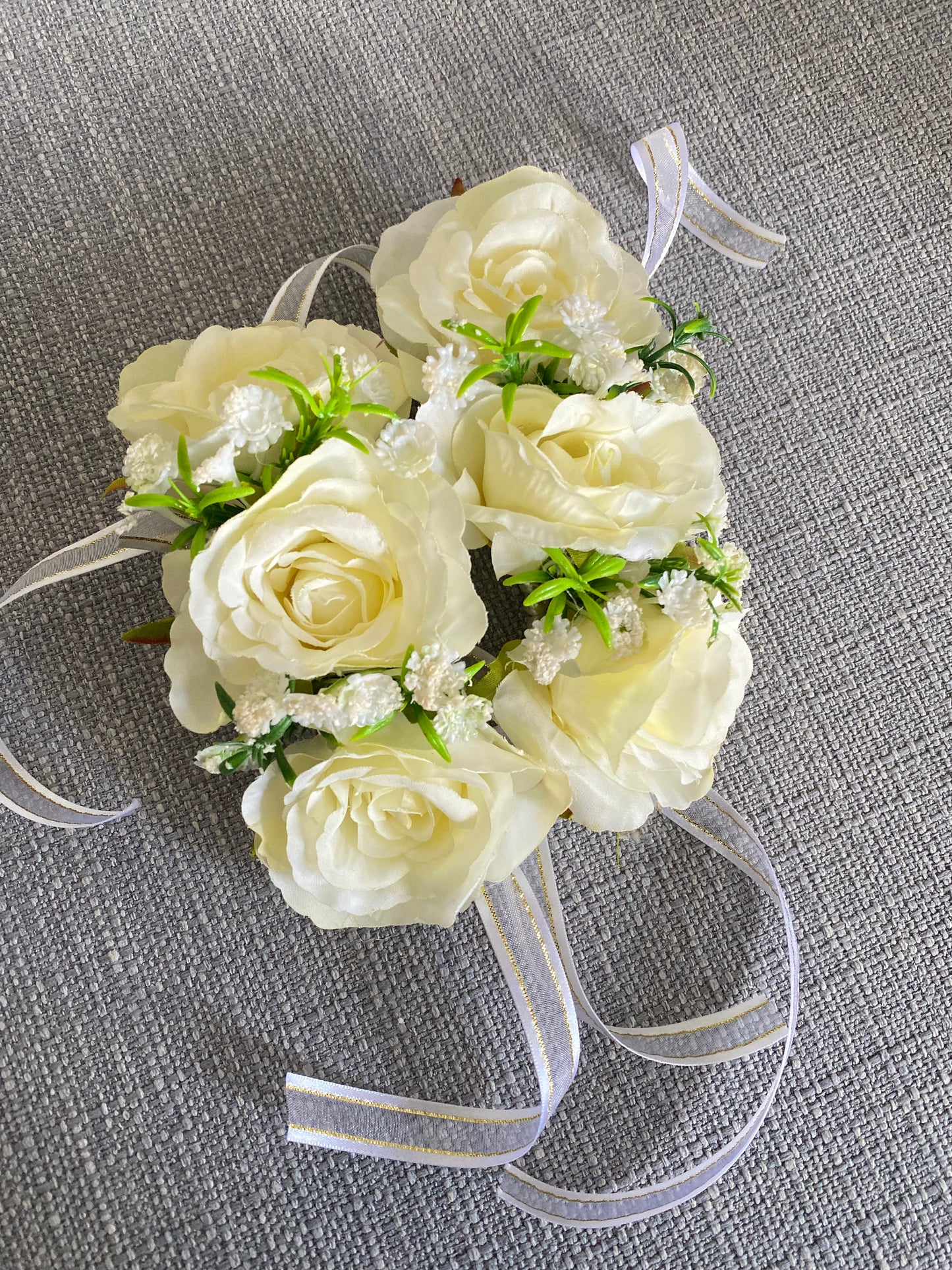 Cream Silk flower gajhre