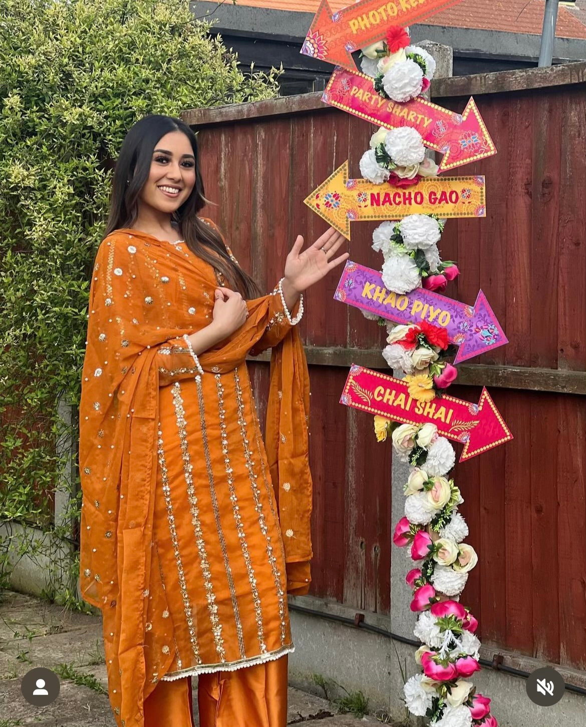 Mehndi/dholki arrow signs