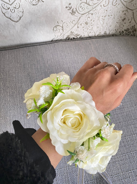 Cream Silk flower gajhre